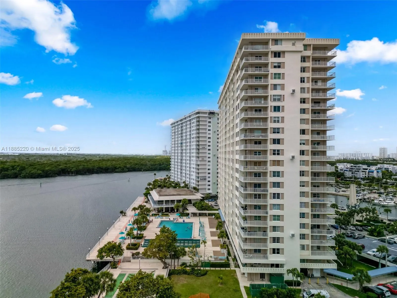 300 Bayview Dr, #807