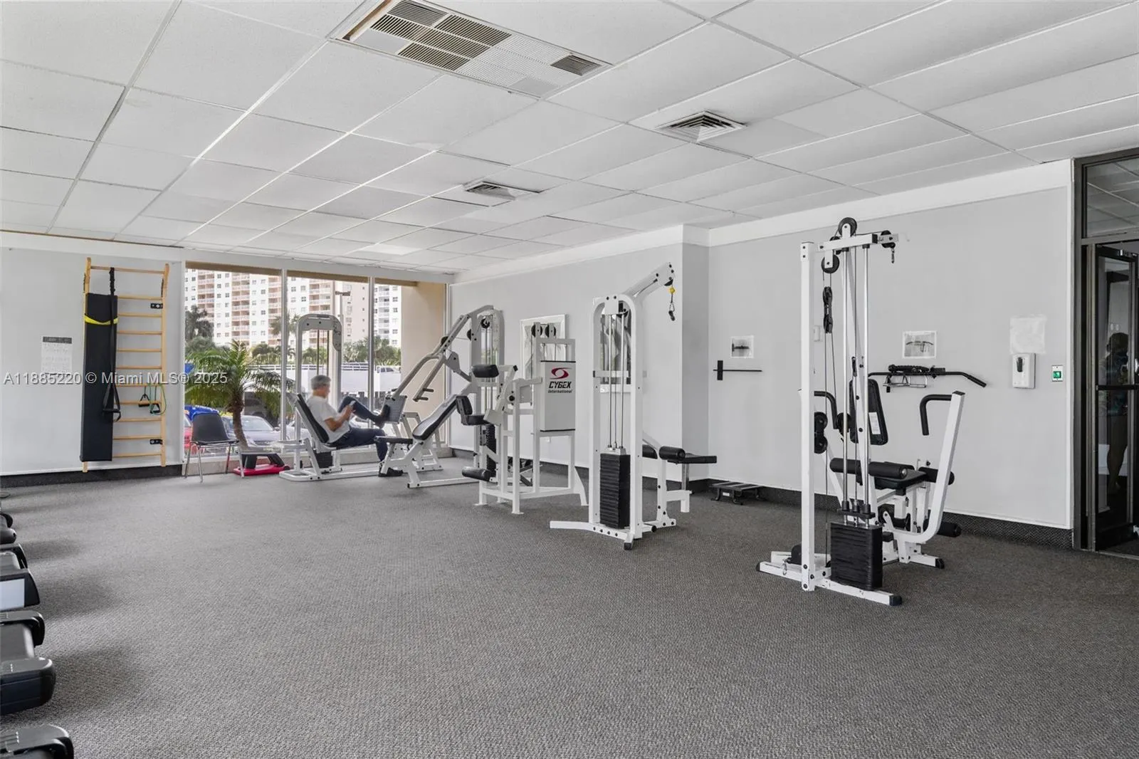300 Bayview Dr, #807
