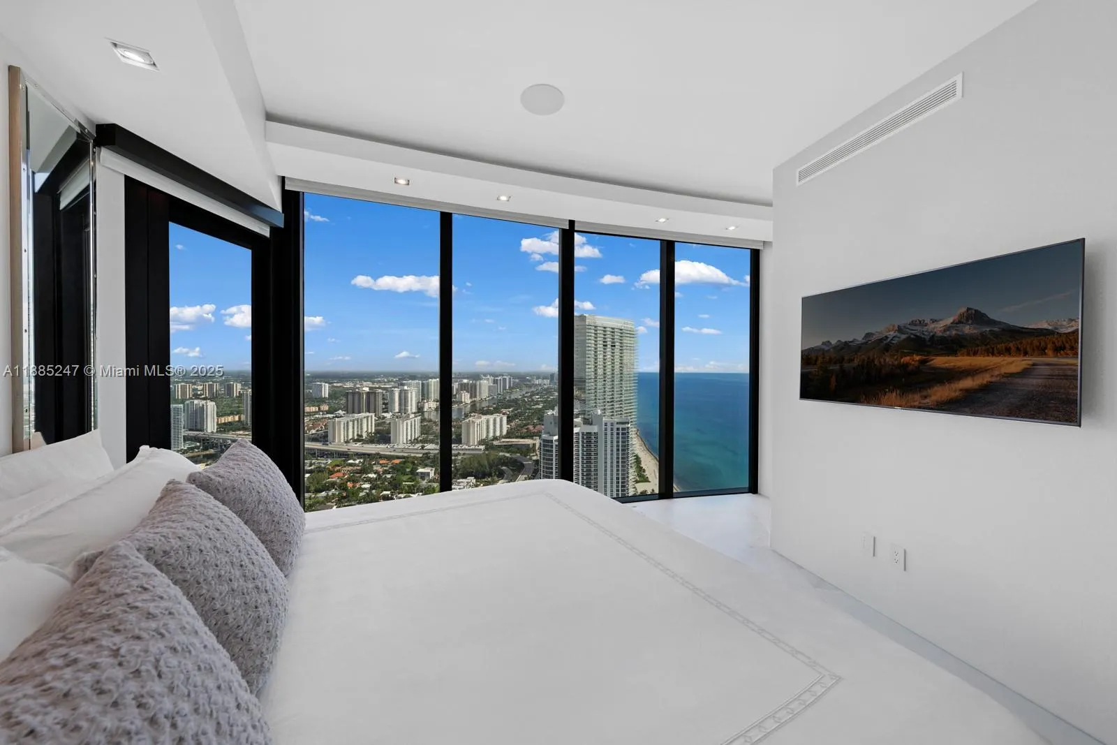 18555 Collins Ave, #4405