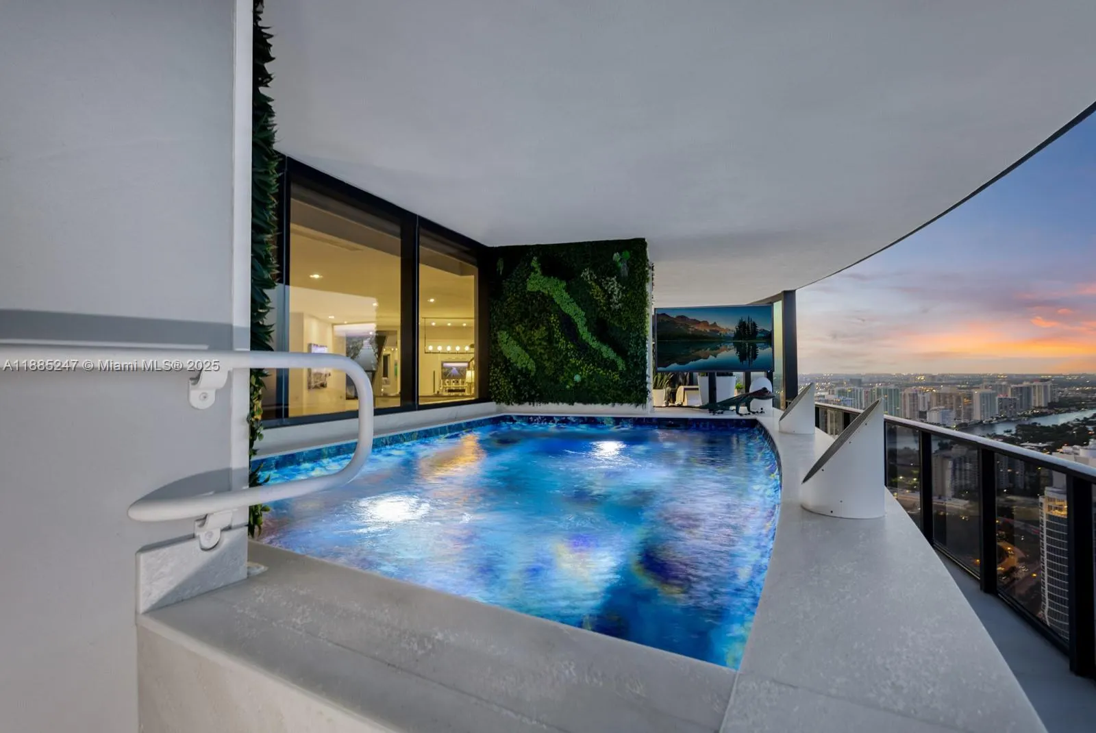 18555 Collins Ave, #4405