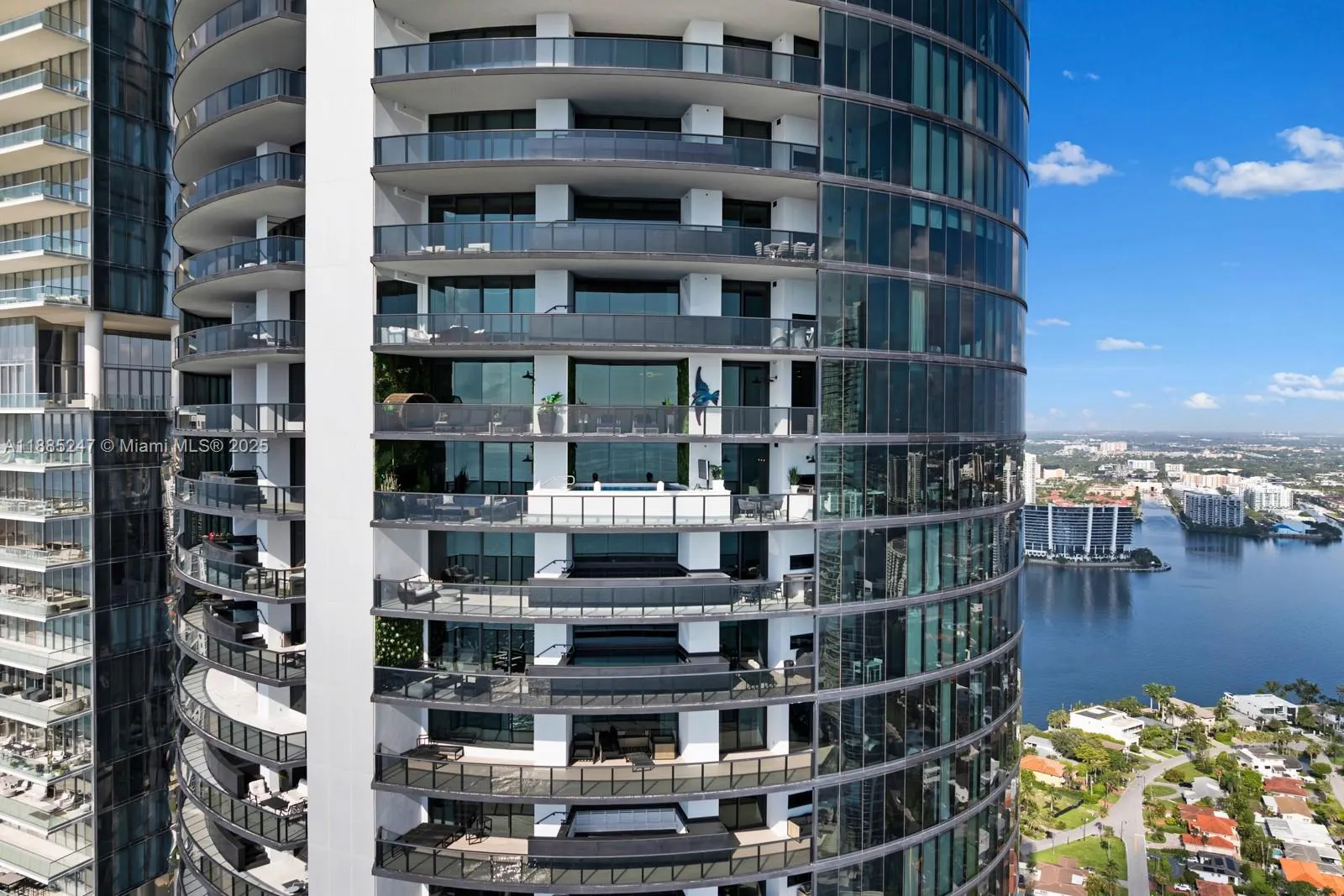 18555 Collins Ave, #4405