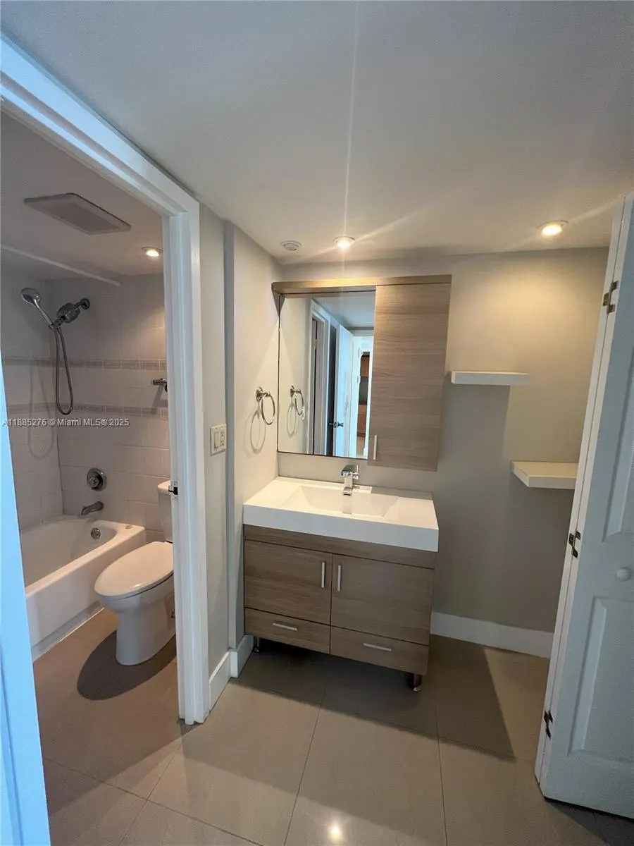 100 Bayview Dr, #2012