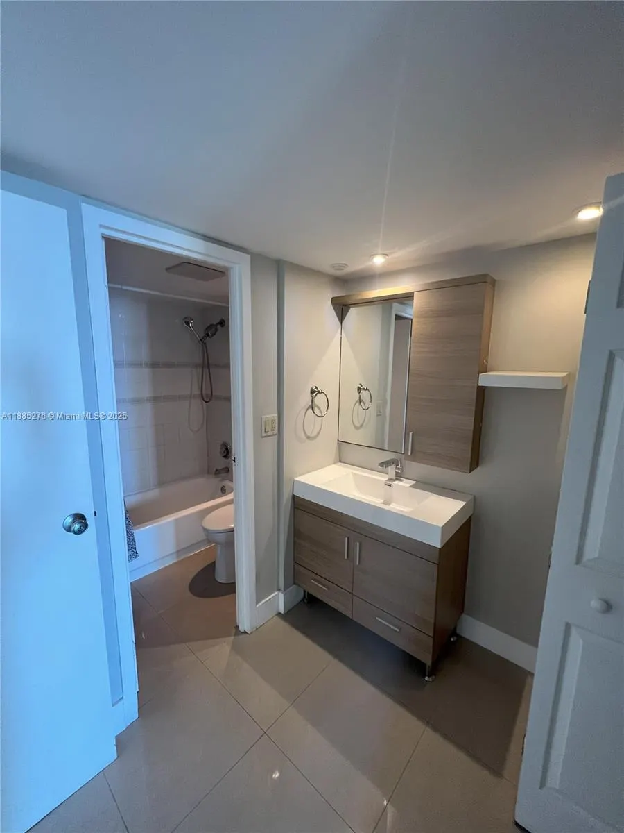 100 Bayview Dr, #2012