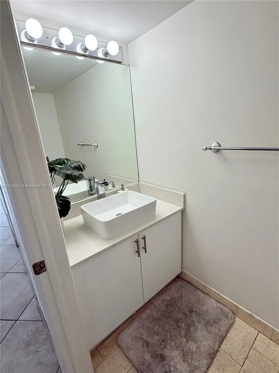 1717 N Bayshore Dr, #A-3046
