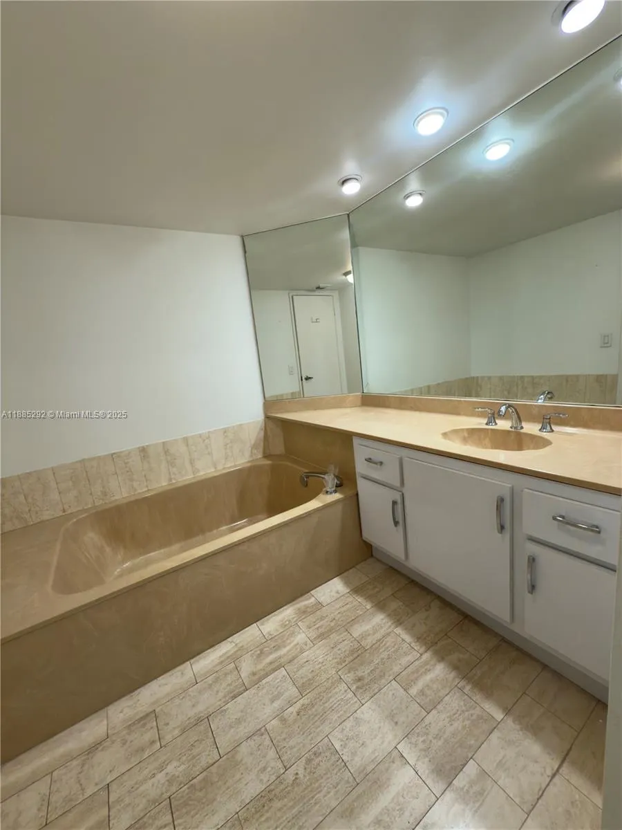 1717 N Bayshore Dr, #A-3046