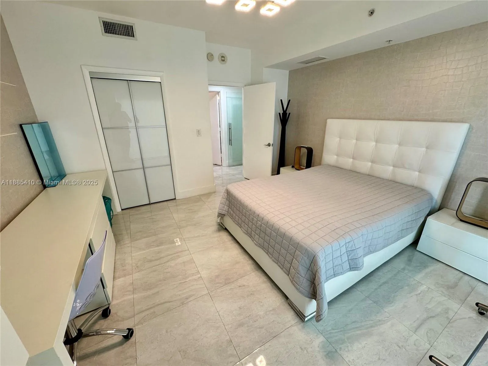 244 Biscayne Blvd, #2906