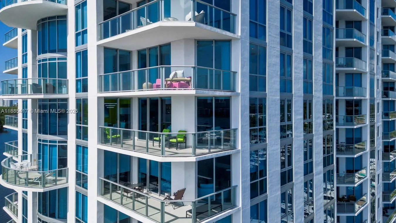 17111 Biscayne Blvd, #909