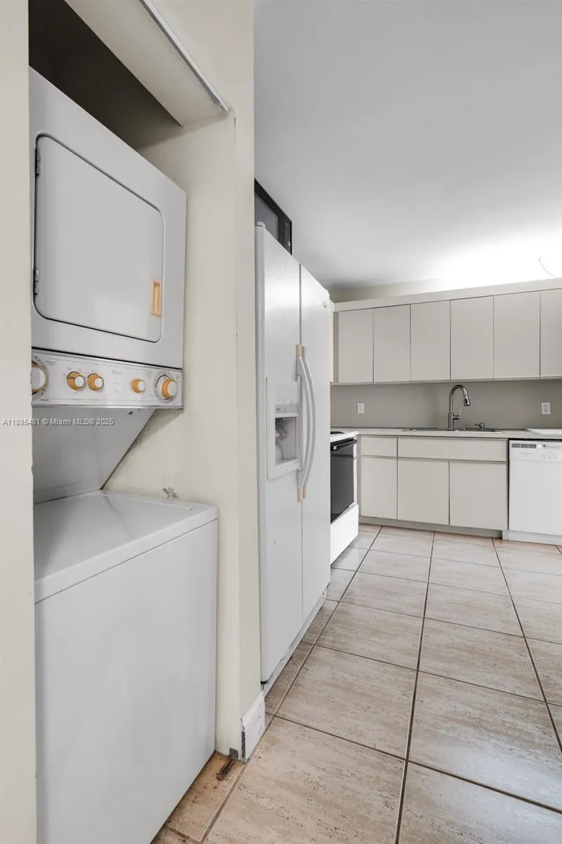 8877 Collins Ave, #303