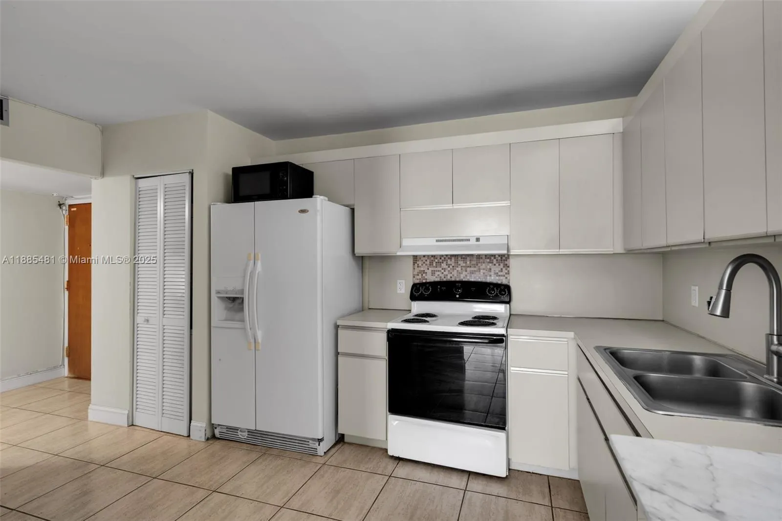 8877 Collins Ave, #303