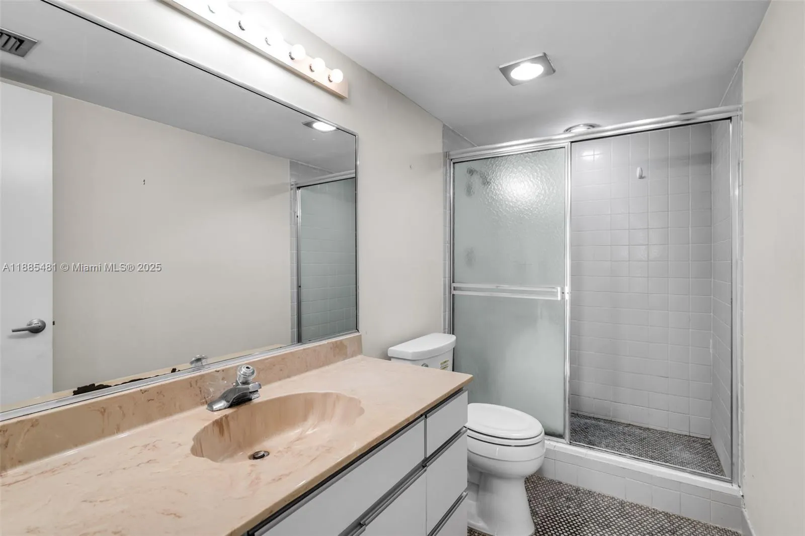 8877 Collins Ave, #303