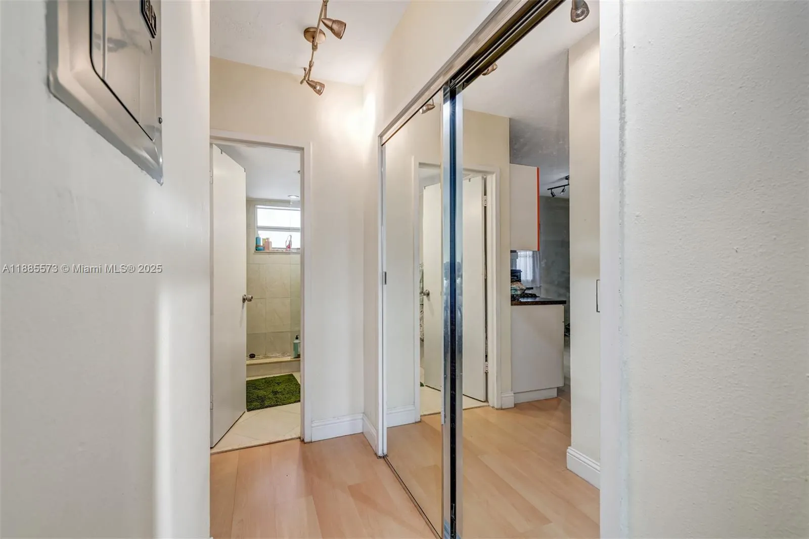 1300 Lincoln Rd, #B402