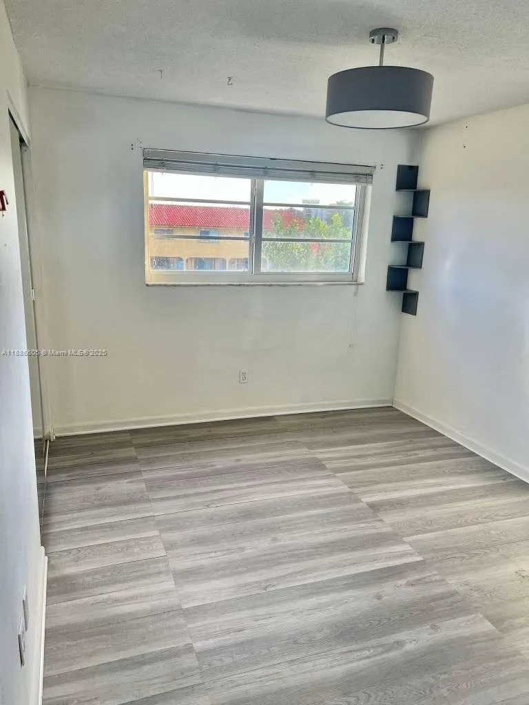 1300 W 53rd St, #18