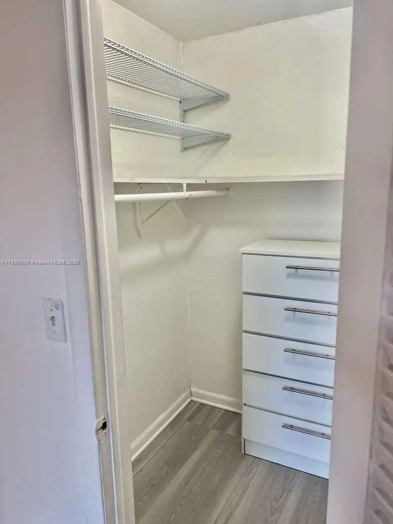 1300 W 53rd St, #18