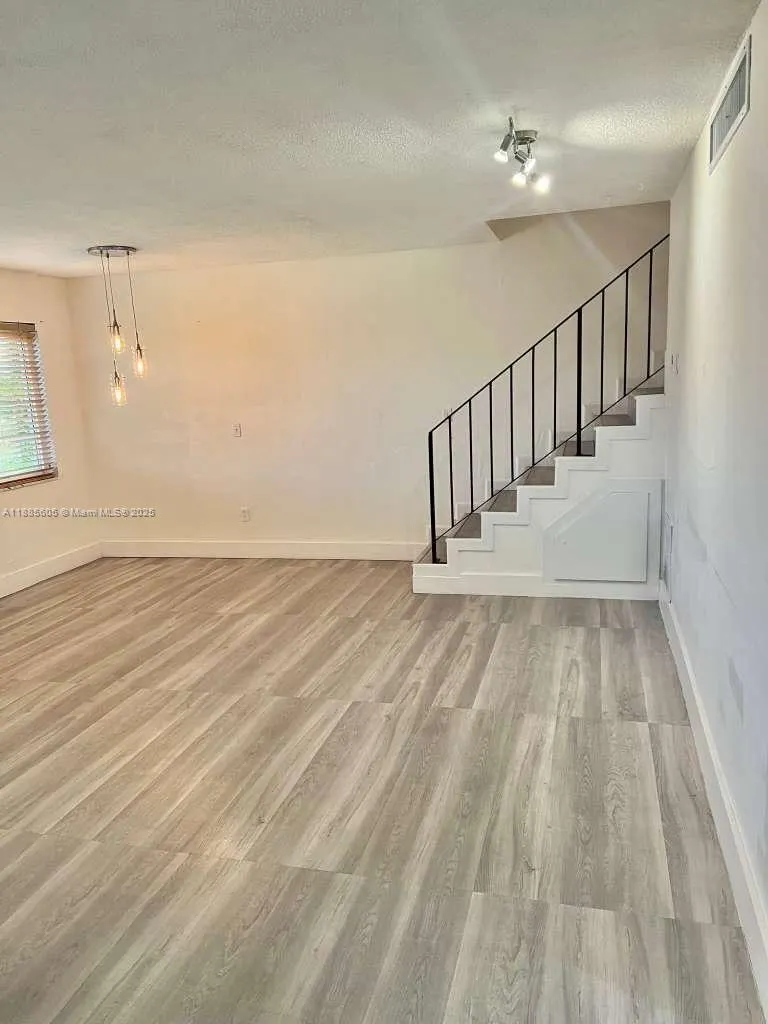 1300 W 53rd St, #18