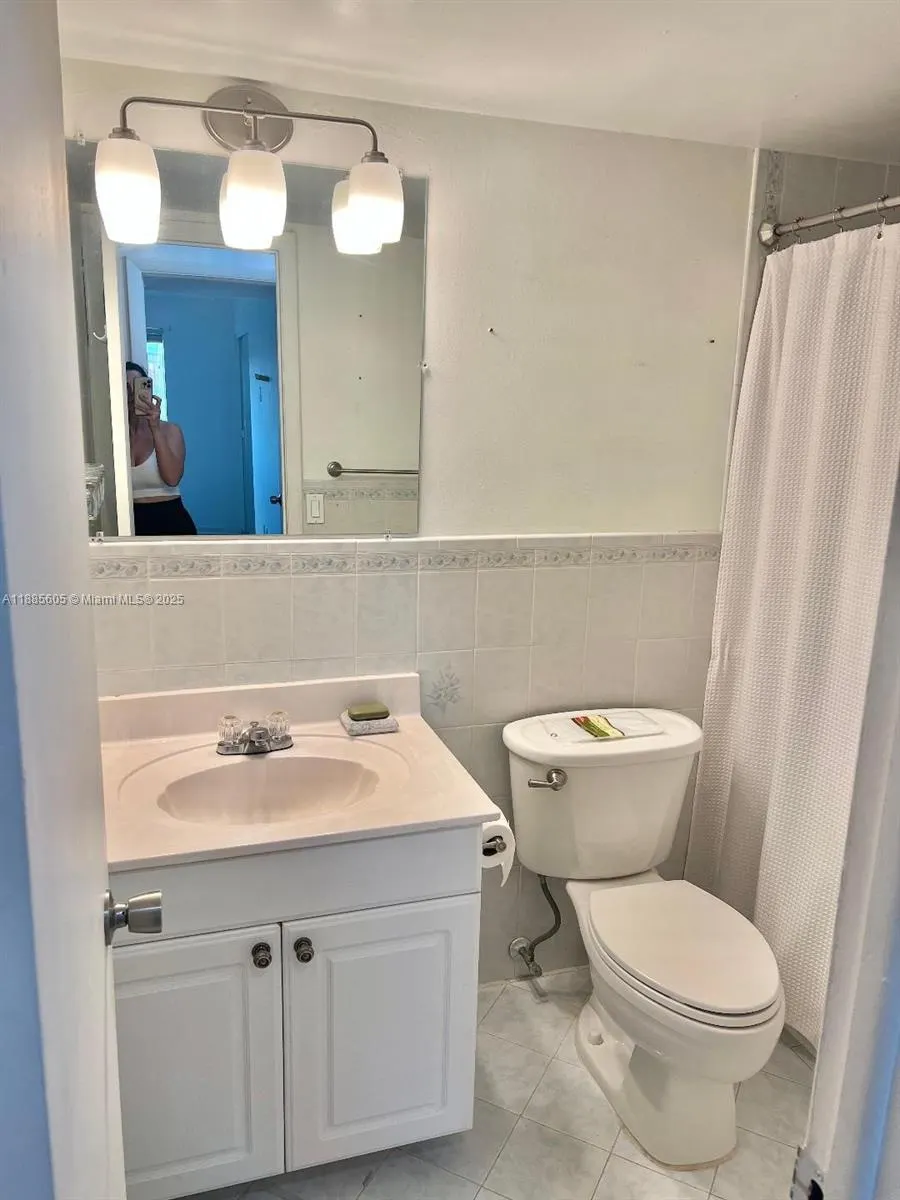 1300 W 53rd St, #18