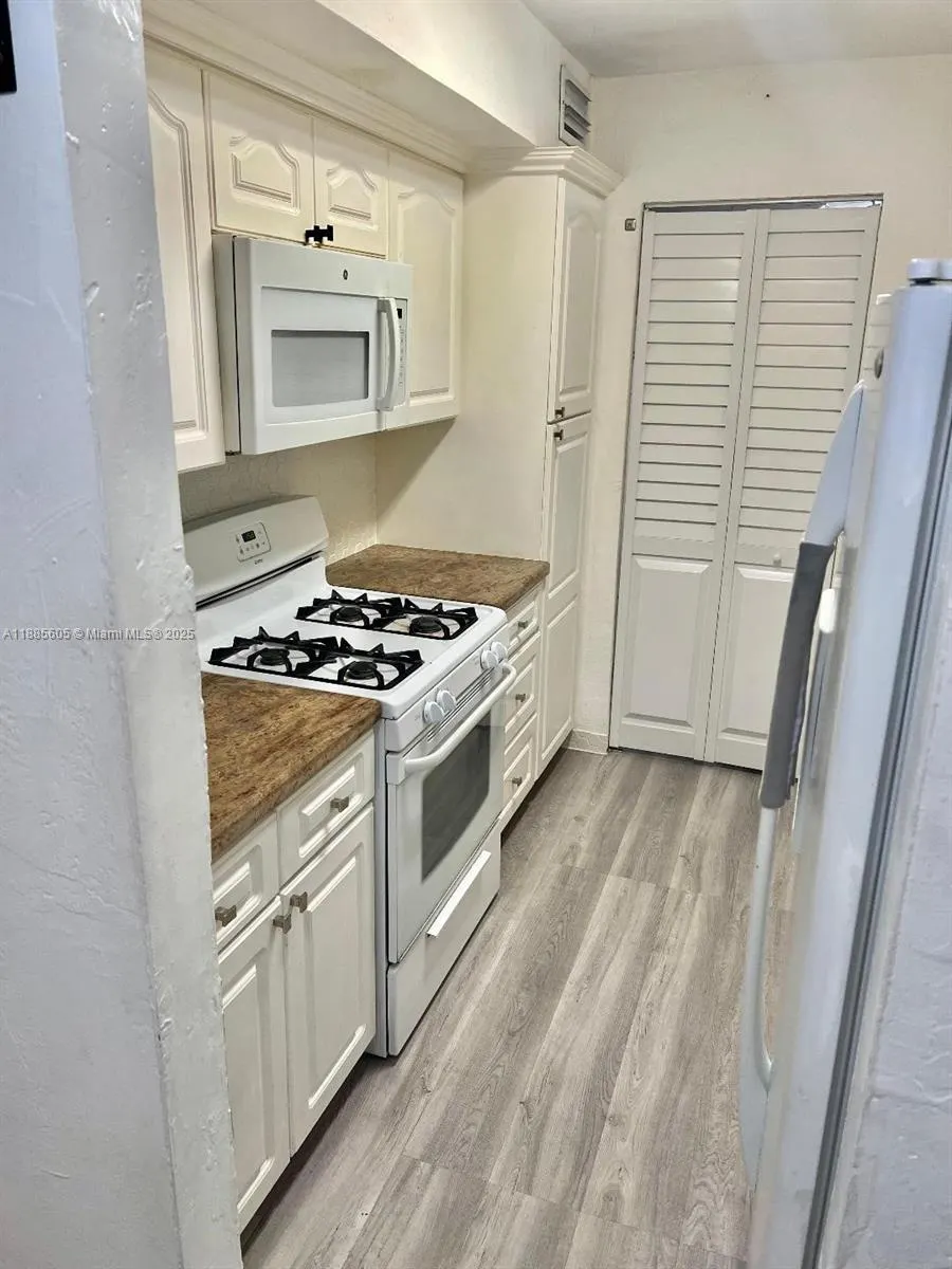 1300 W 53rd St, #18