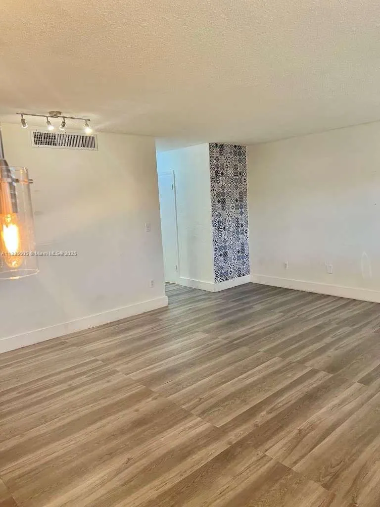 1300 W 53rd St, #18