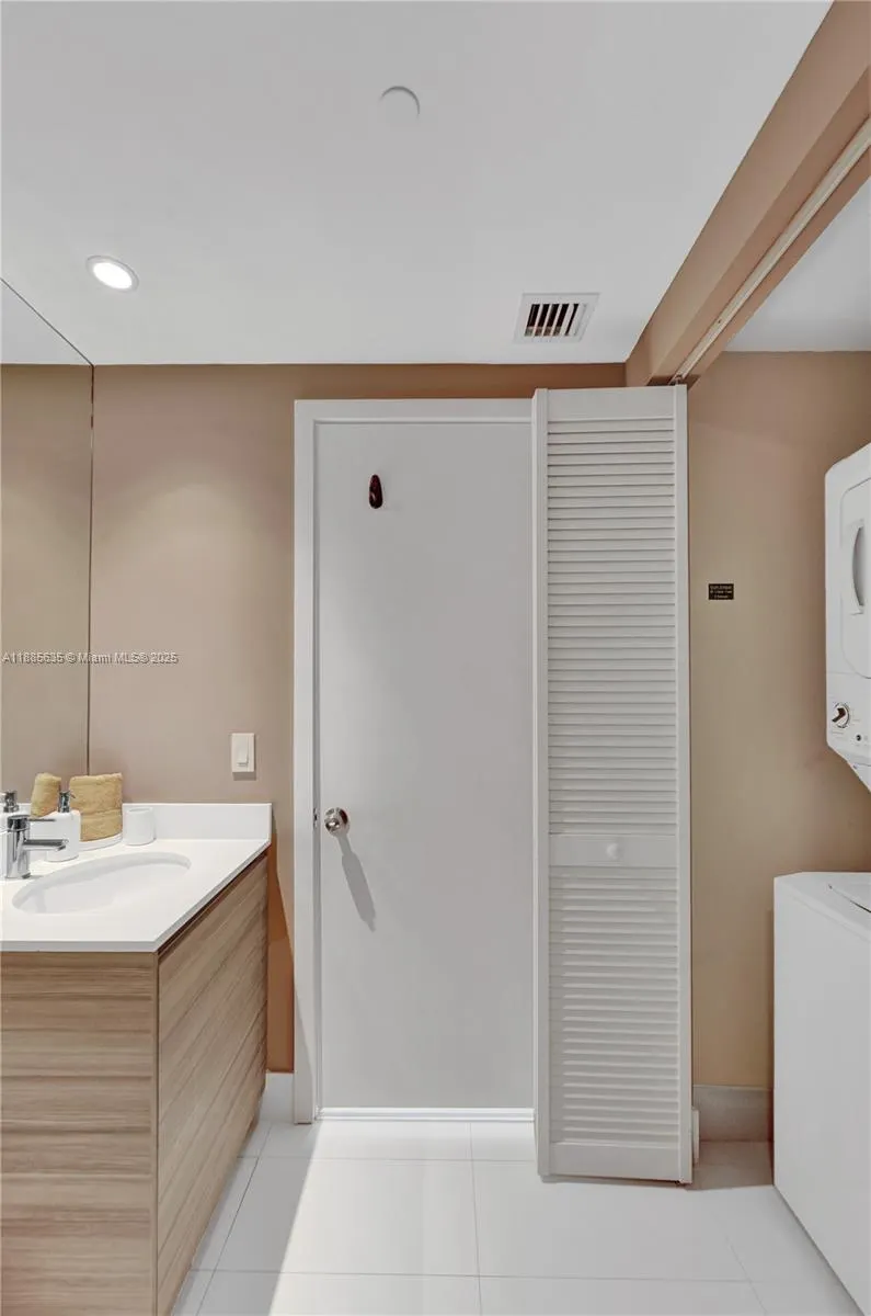 121 NE 34th St, #2106A