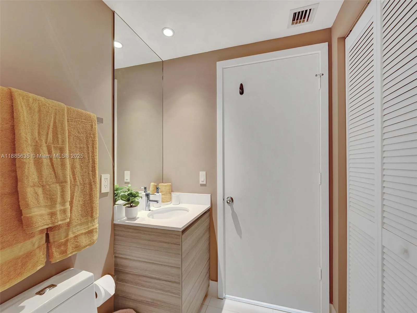 121 NE 34th St, #2106A
