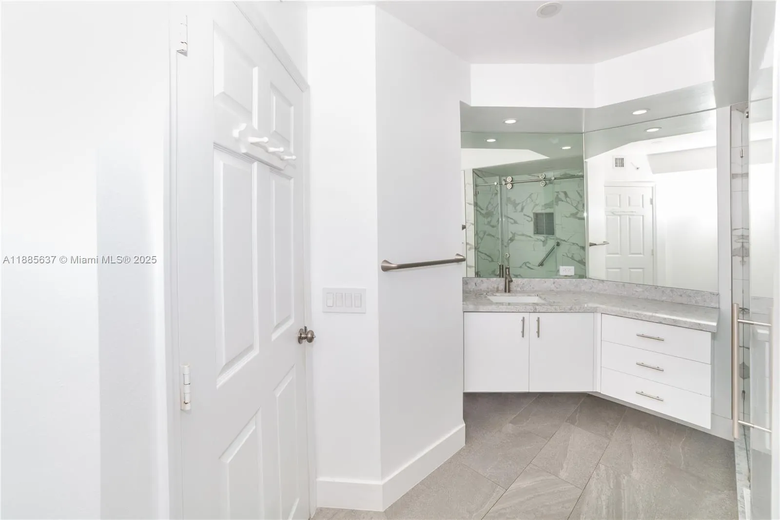 17150 N Bay Rd, #2914