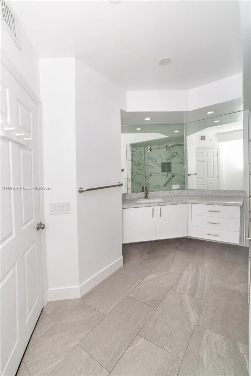 17150 N Bay Rd, #2914