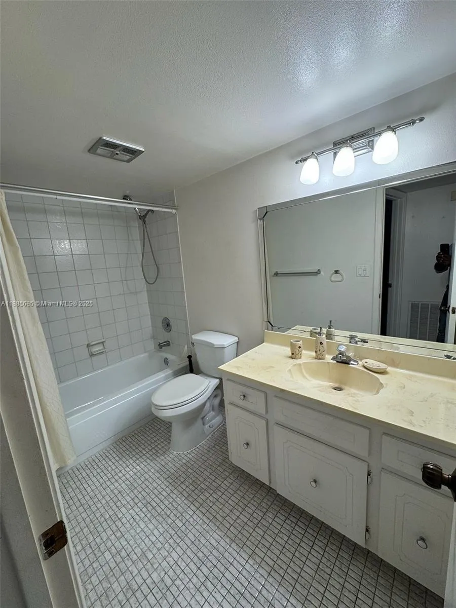 3551 Inverrary Dr, #208
