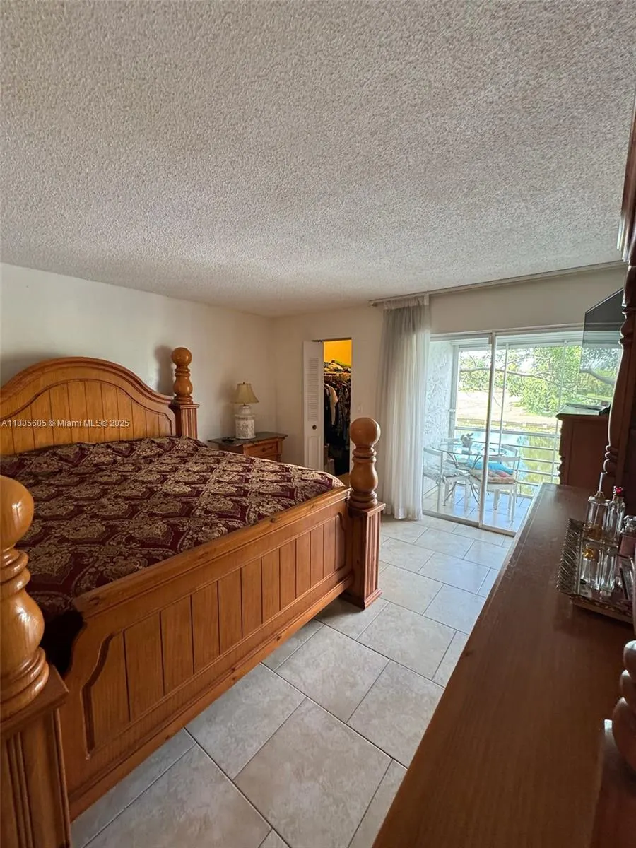 3551 Inverrary Dr, #208