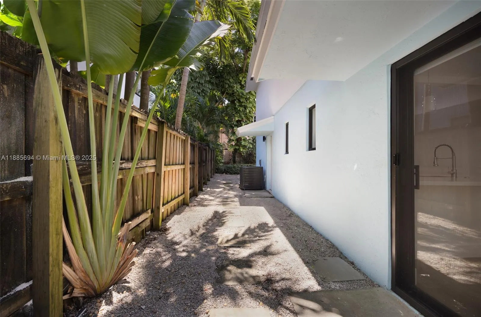 2818 W Trade Ave