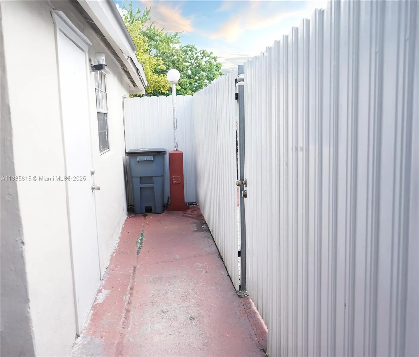 751 SE 8th St