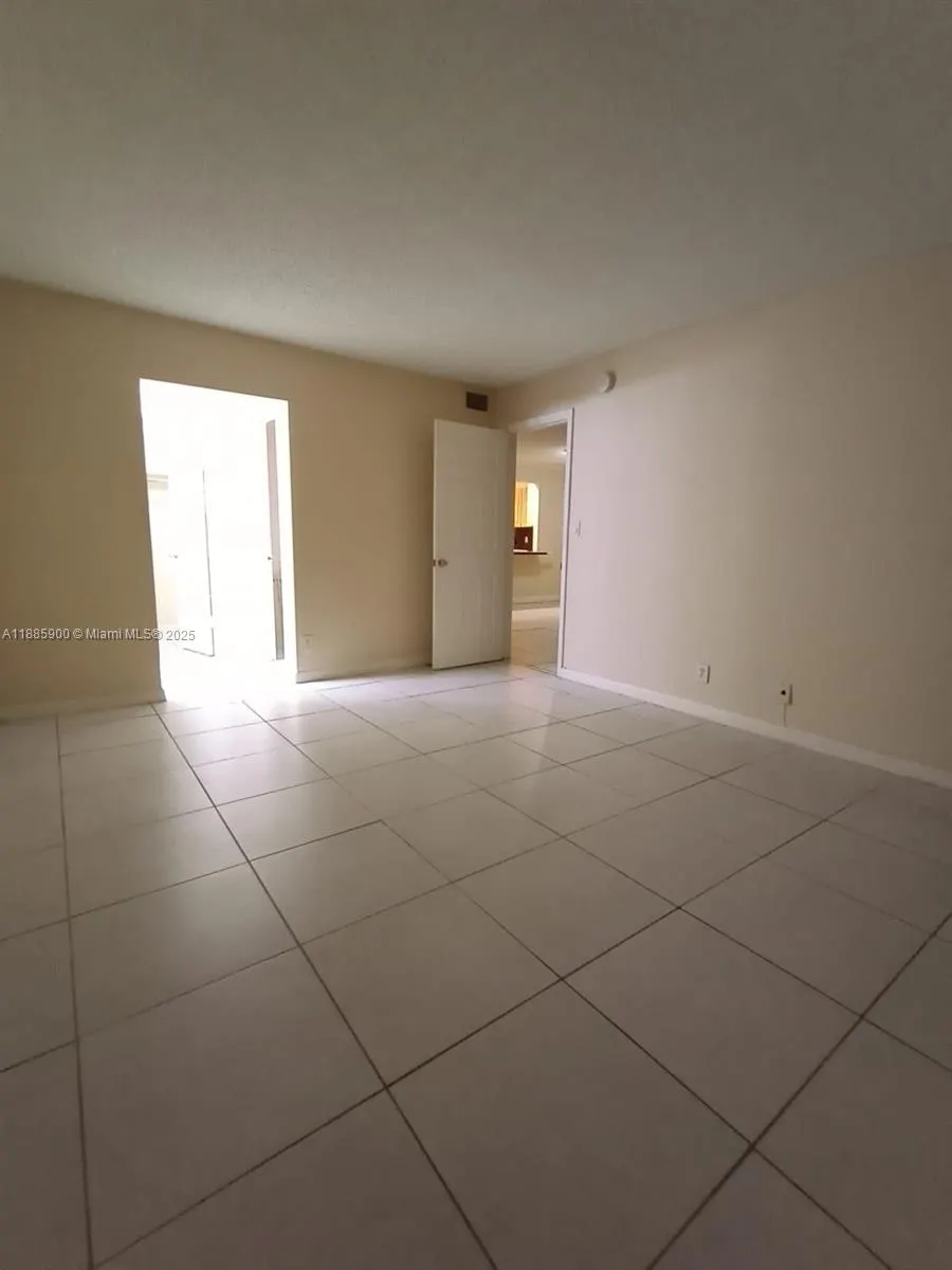 430 Commodore Dr, #104