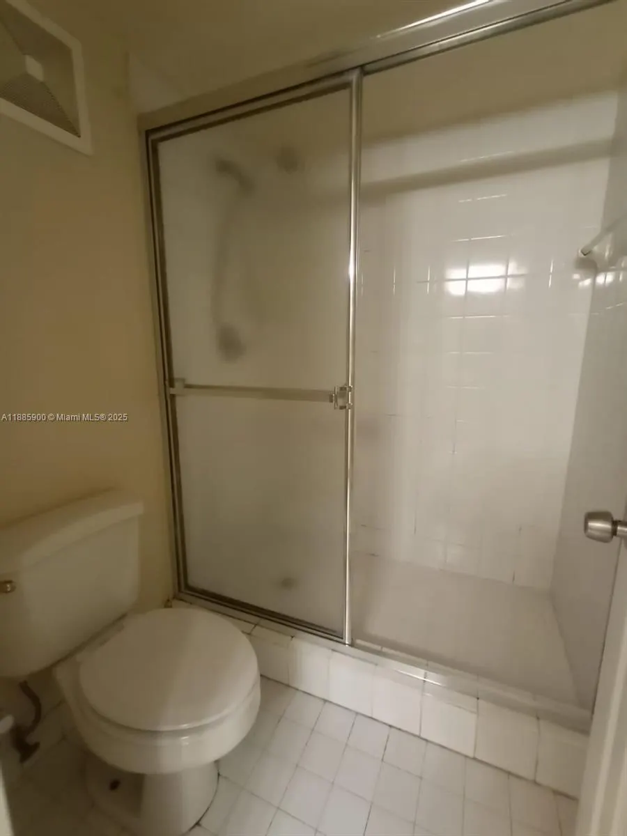 430 Commodore Dr, #104