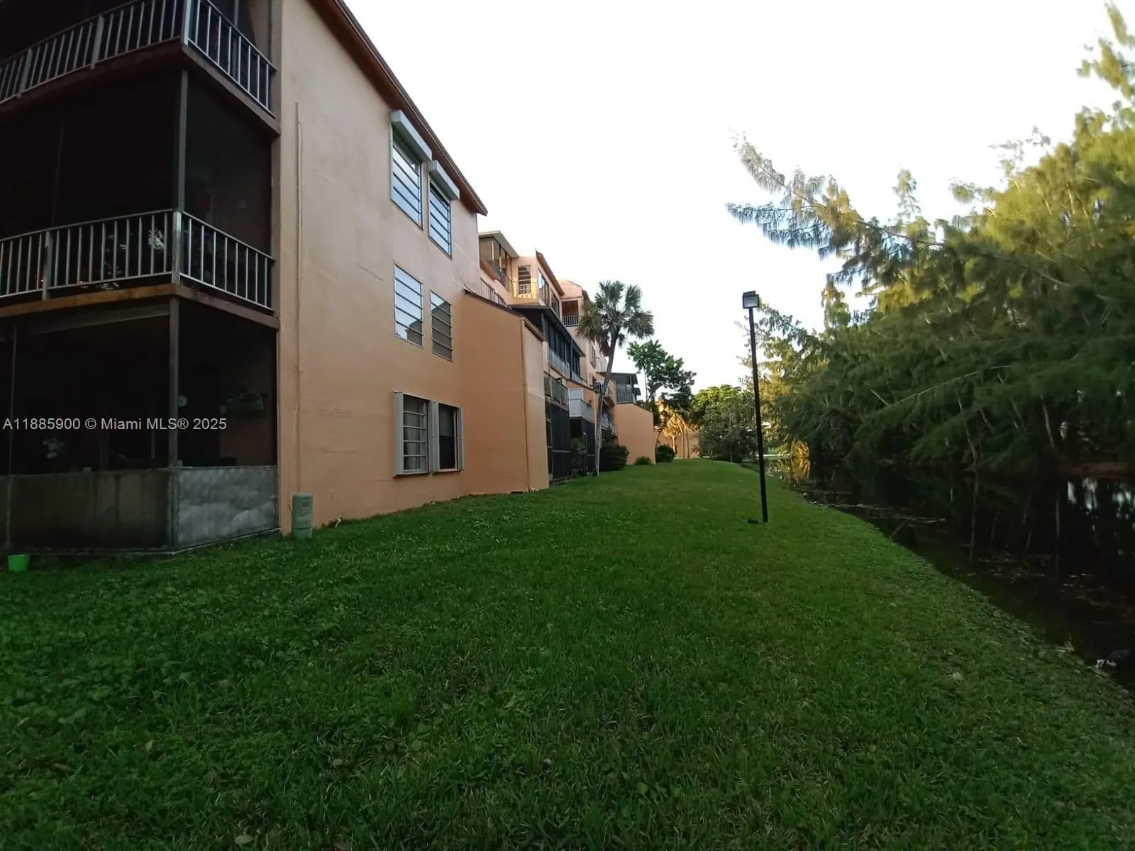 430 Commodore Dr, #104