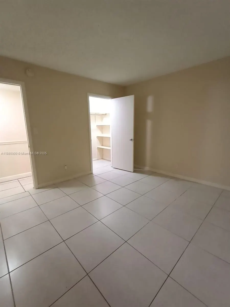 430 Commodore Dr, #104