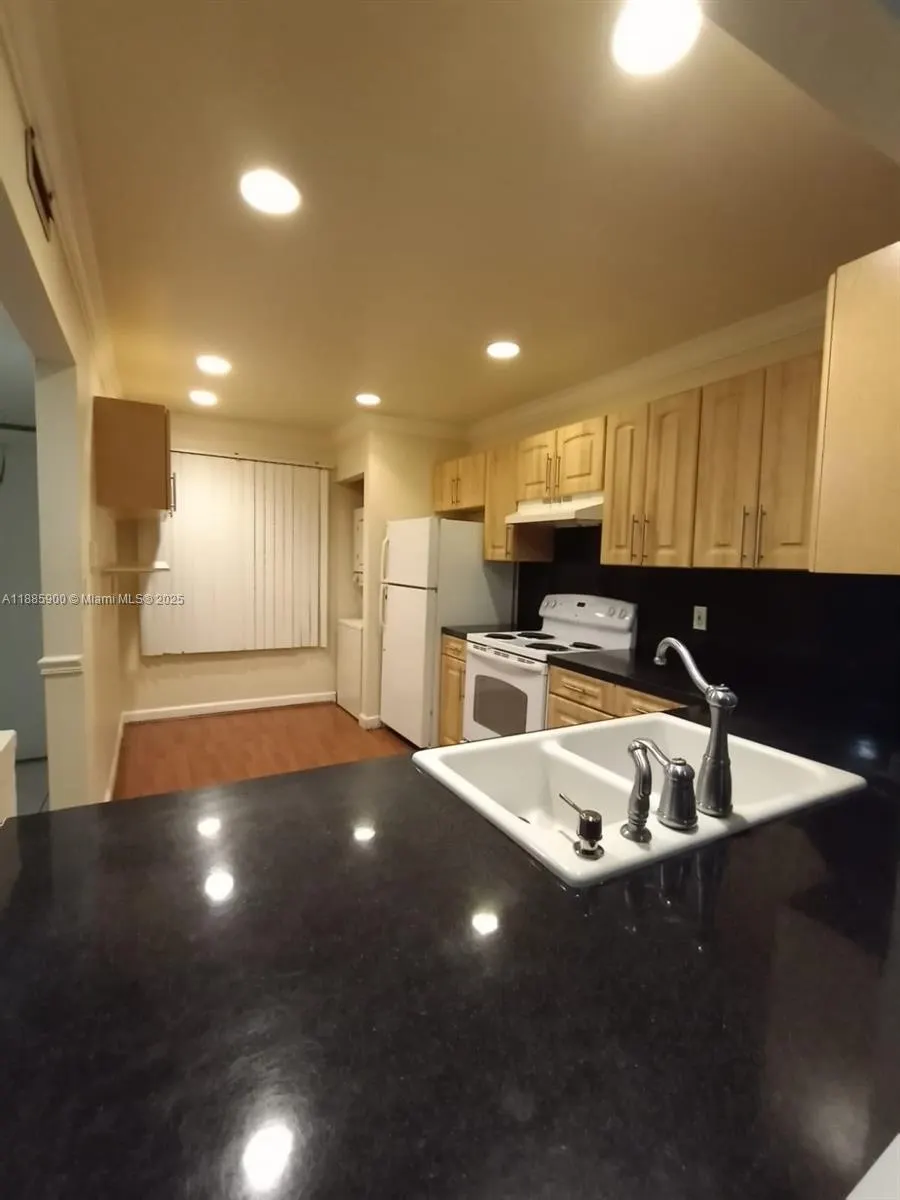 430 Commodore Dr, #104