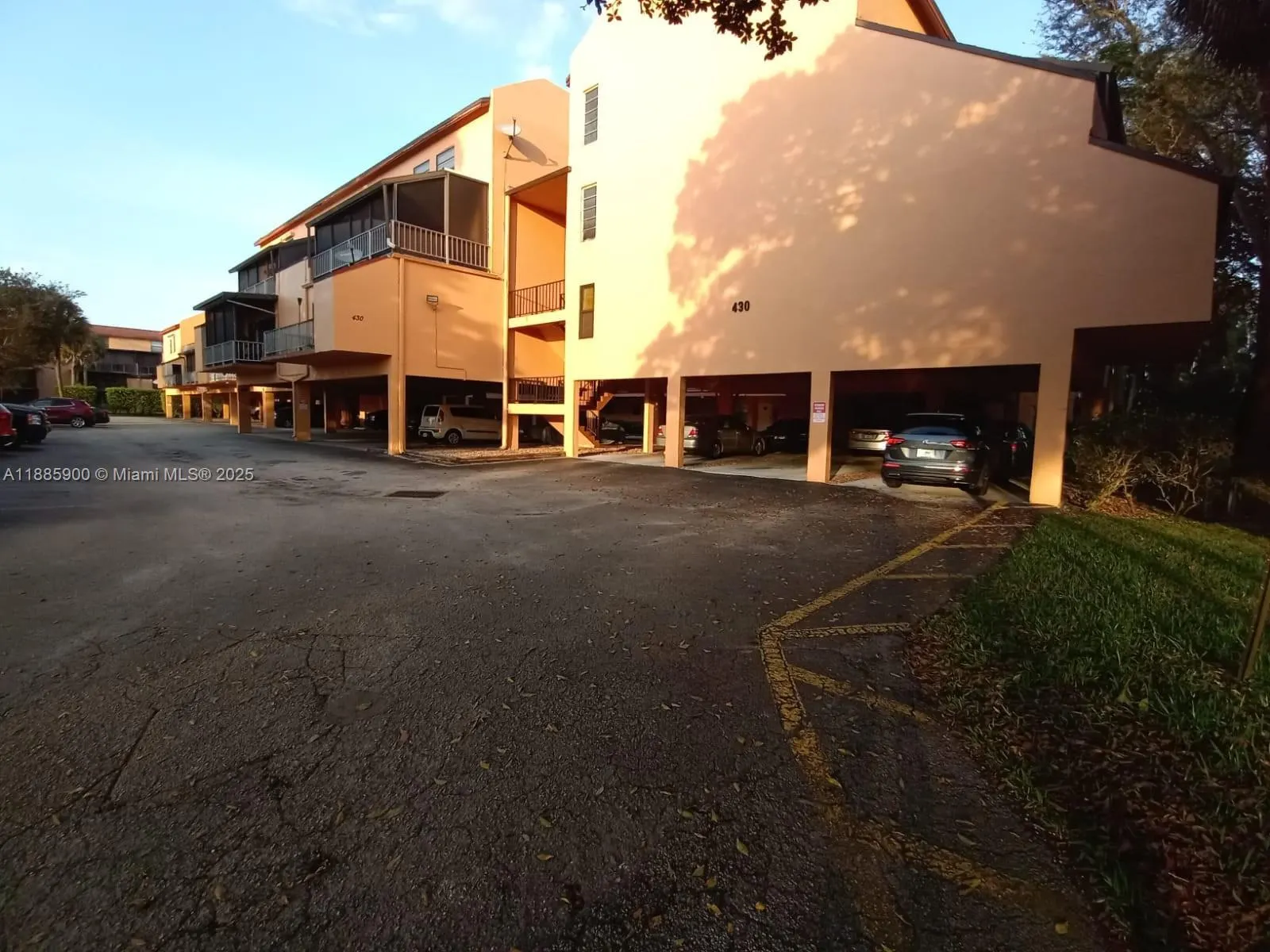 430 Commodore Dr, #104