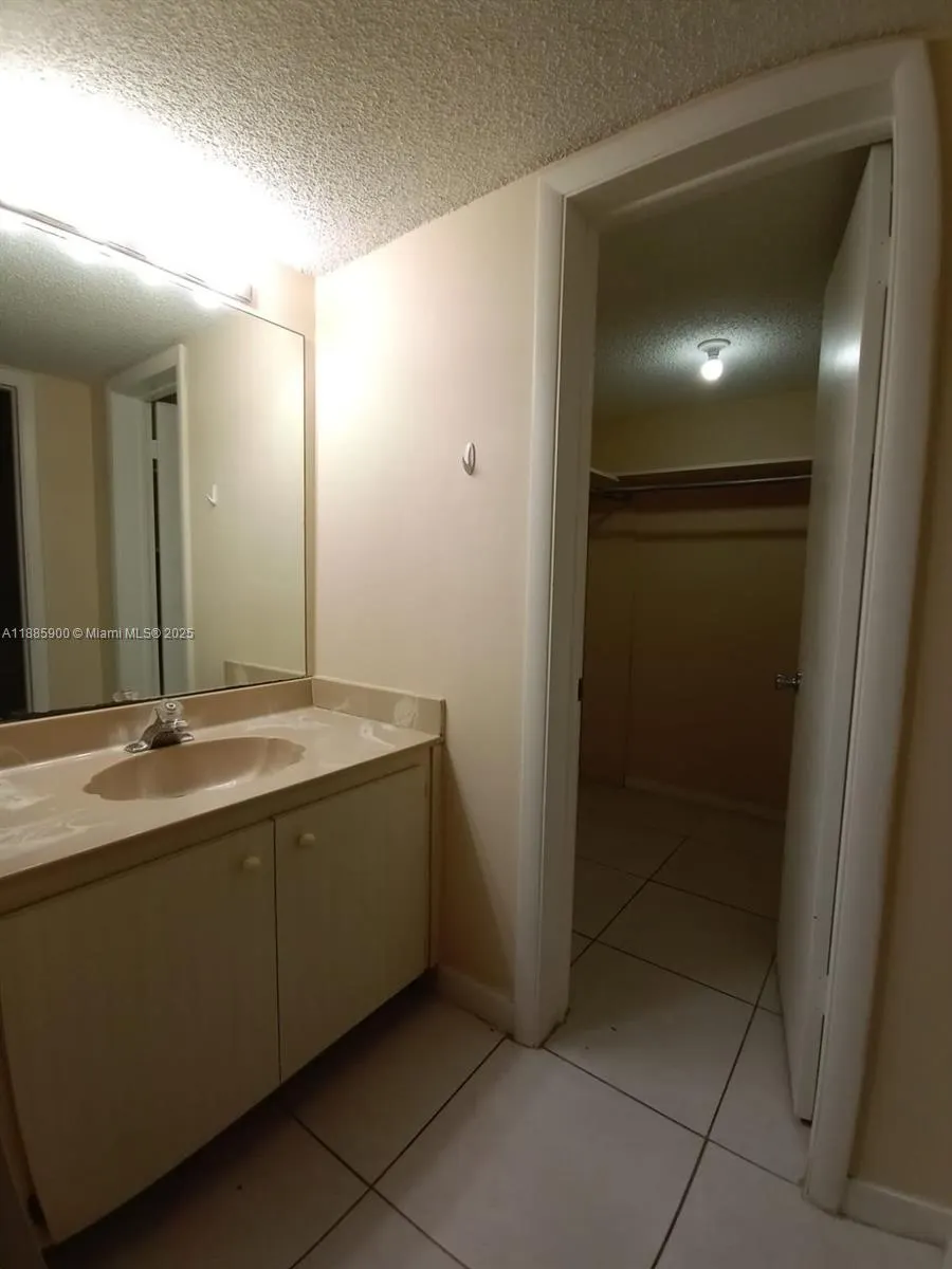 430 Commodore Dr, #104