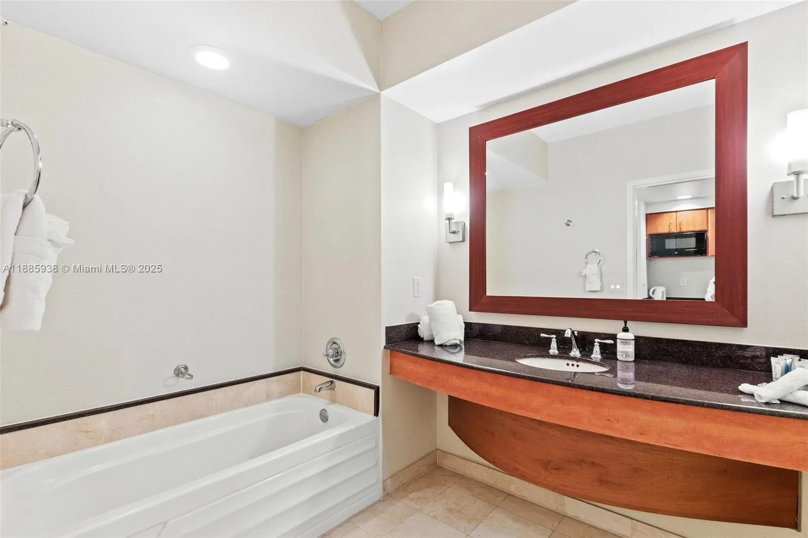 18001 Collins Ave, #511