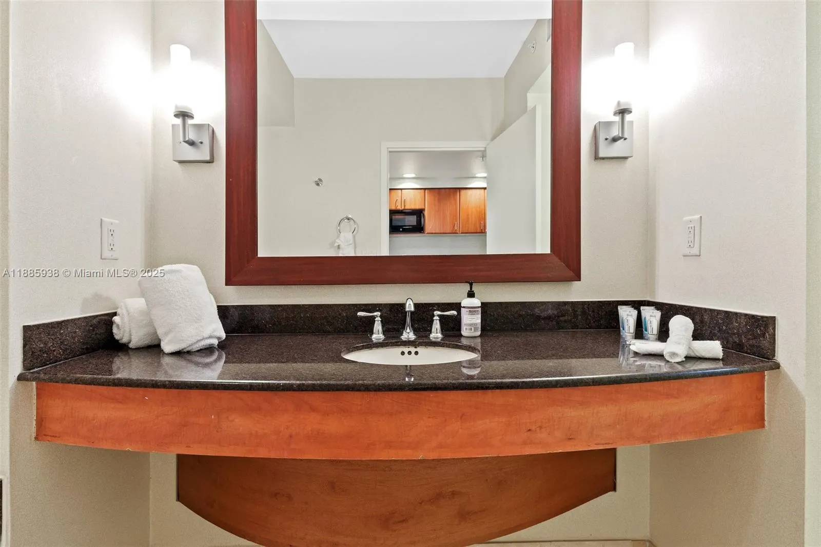 18001 Collins Ave, #511