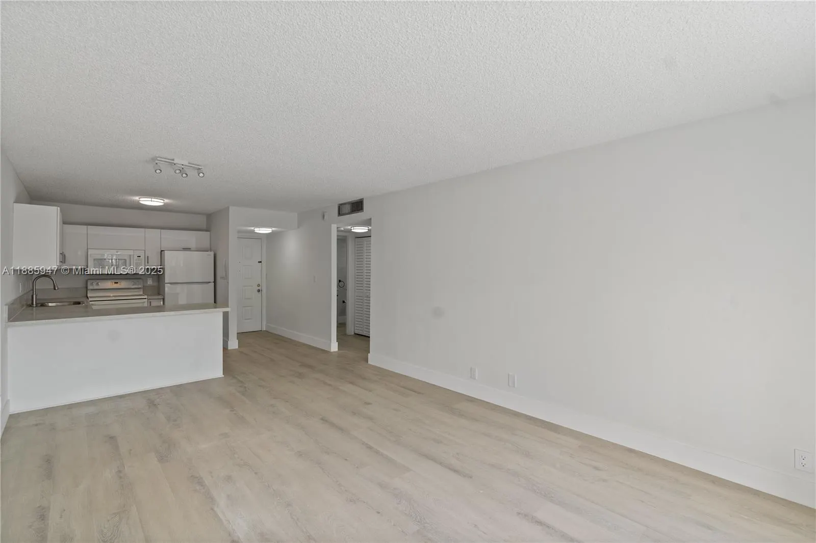 8005 Lake Dr, #302