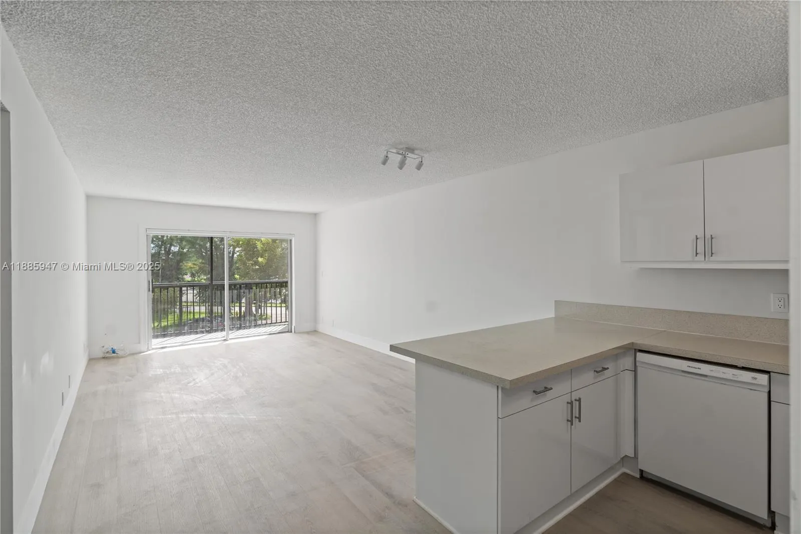 8005 Lake Dr, #302