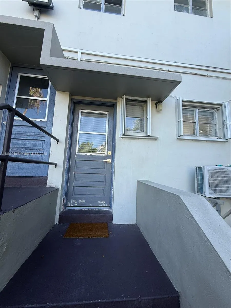 8340 Crespi Blvd, #18