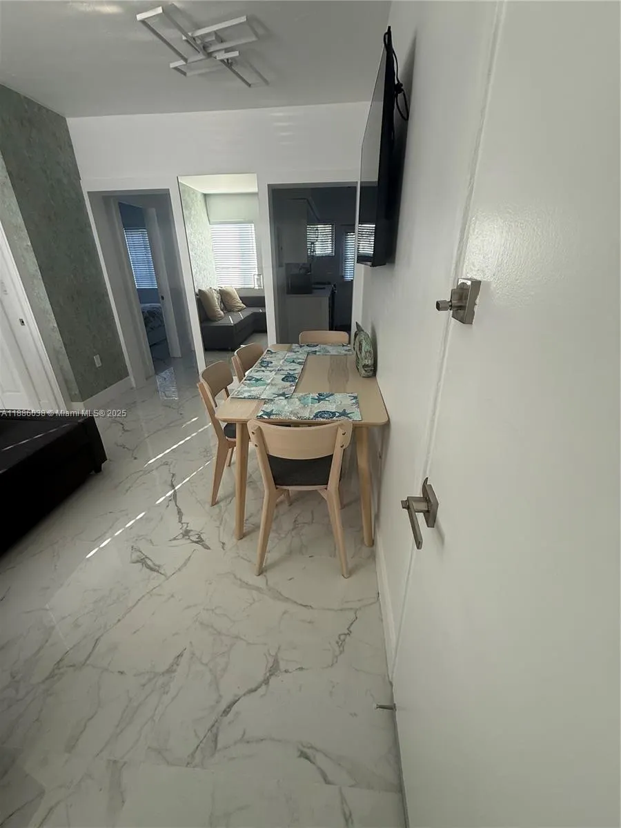 8340 Crespi Blvd, #18