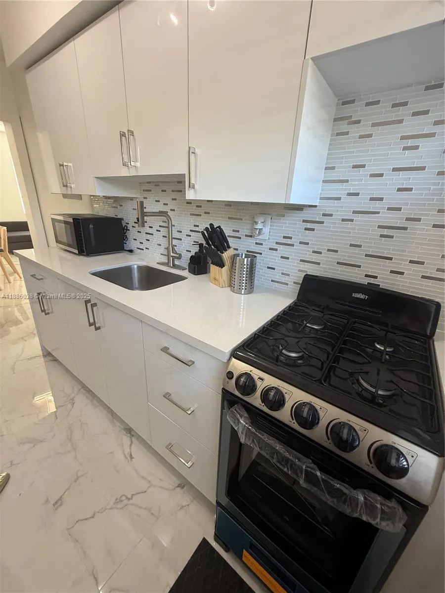 8340 Crespi Blvd, #18