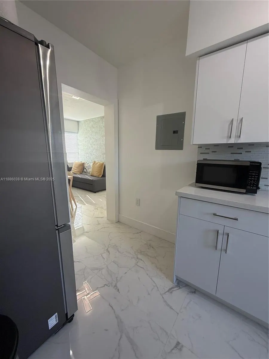 8340 Crespi Blvd, #18