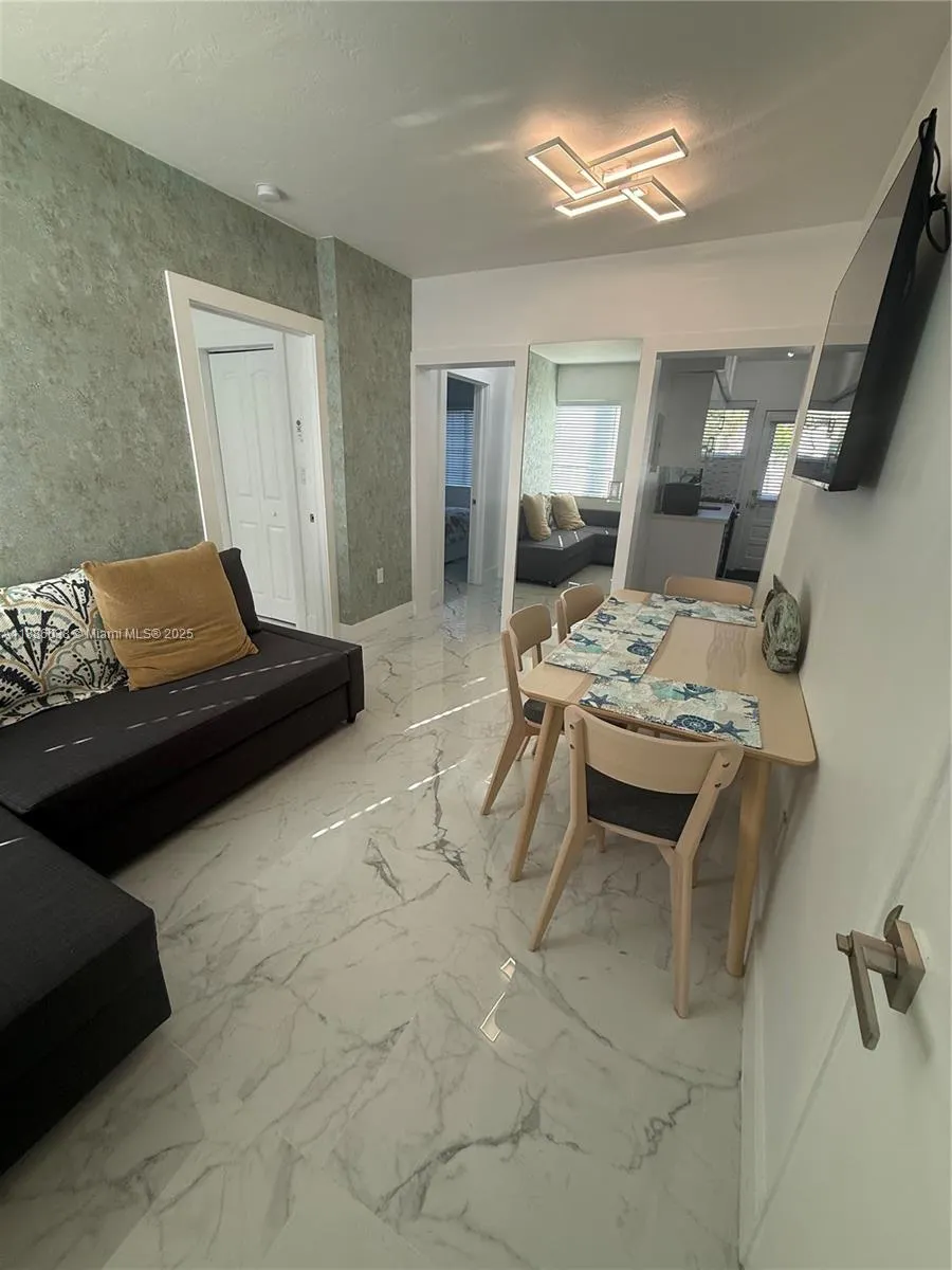 8340 Crespi Blvd, #18