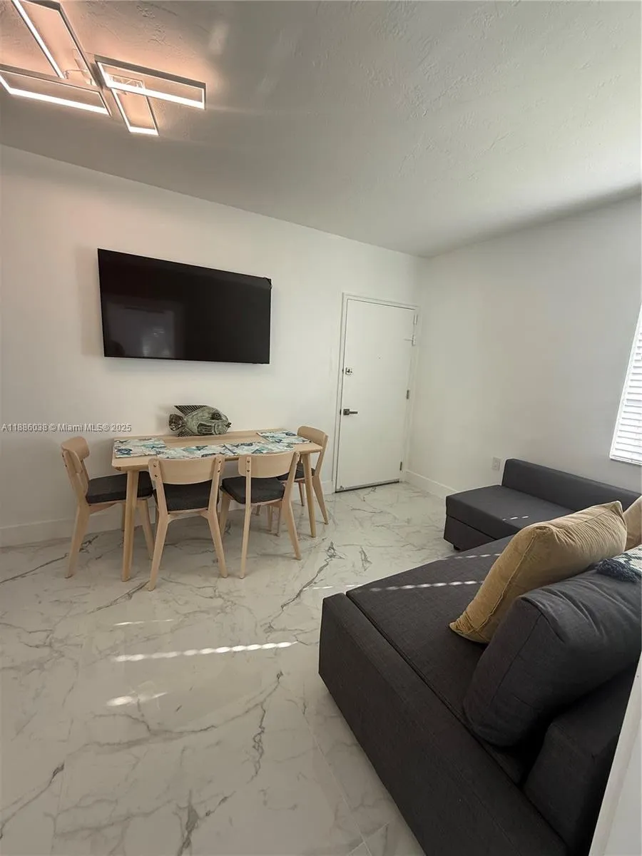 8340 Crespi Blvd, #18