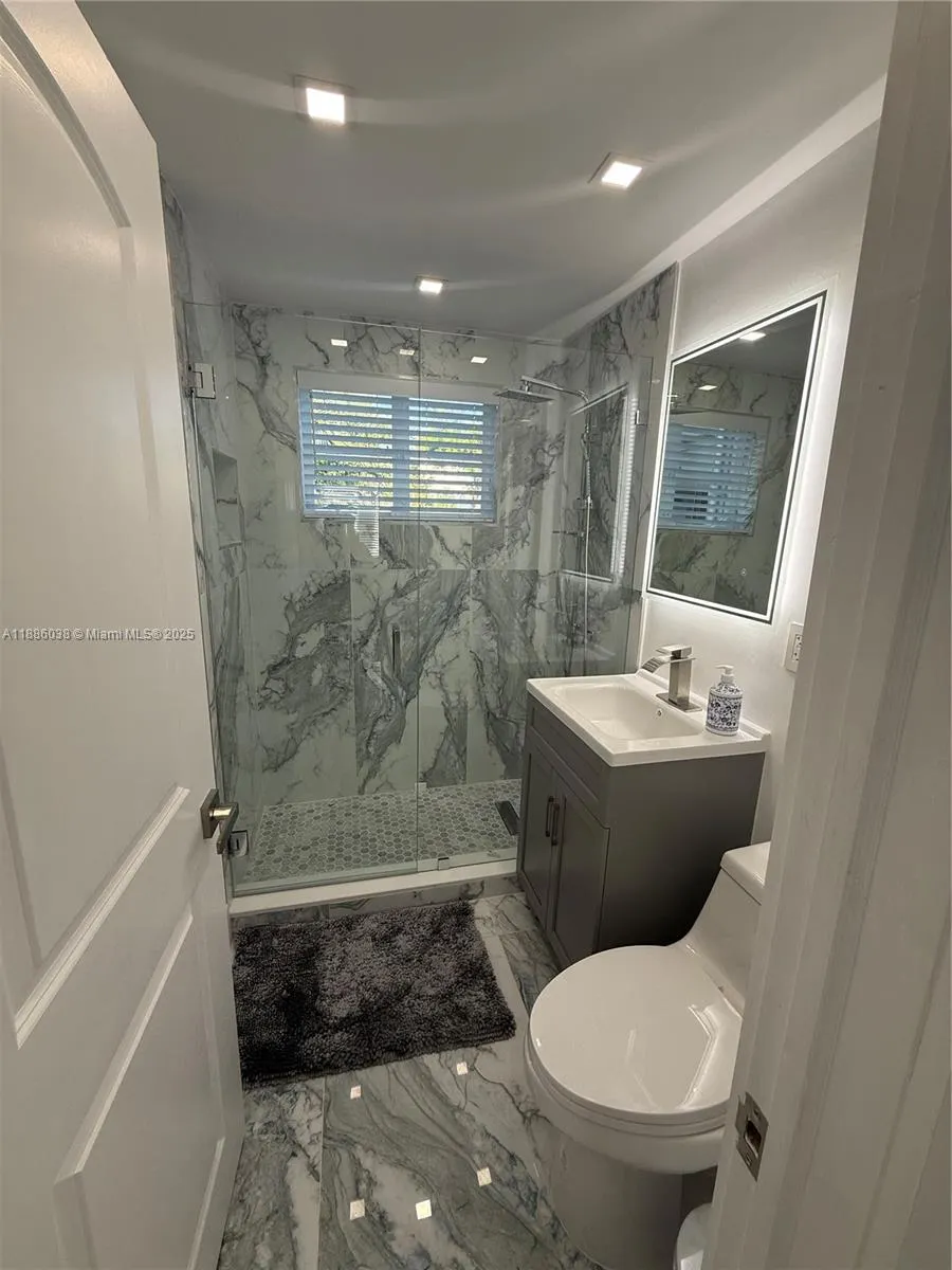 8340 Crespi Blvd, #18