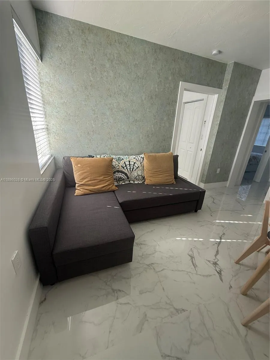 8340 Crespi Blvd, #18