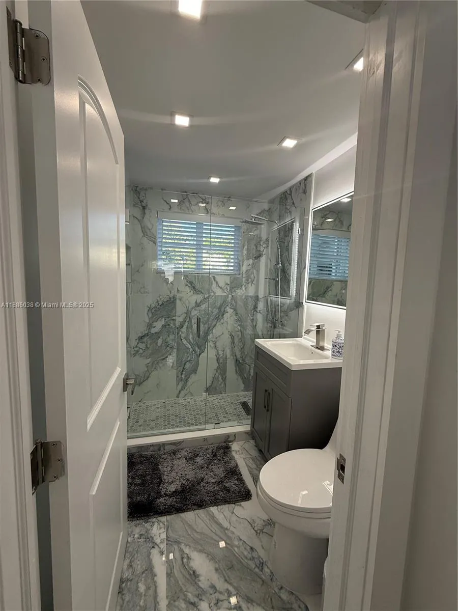 8340 Crespi Blvd, #18