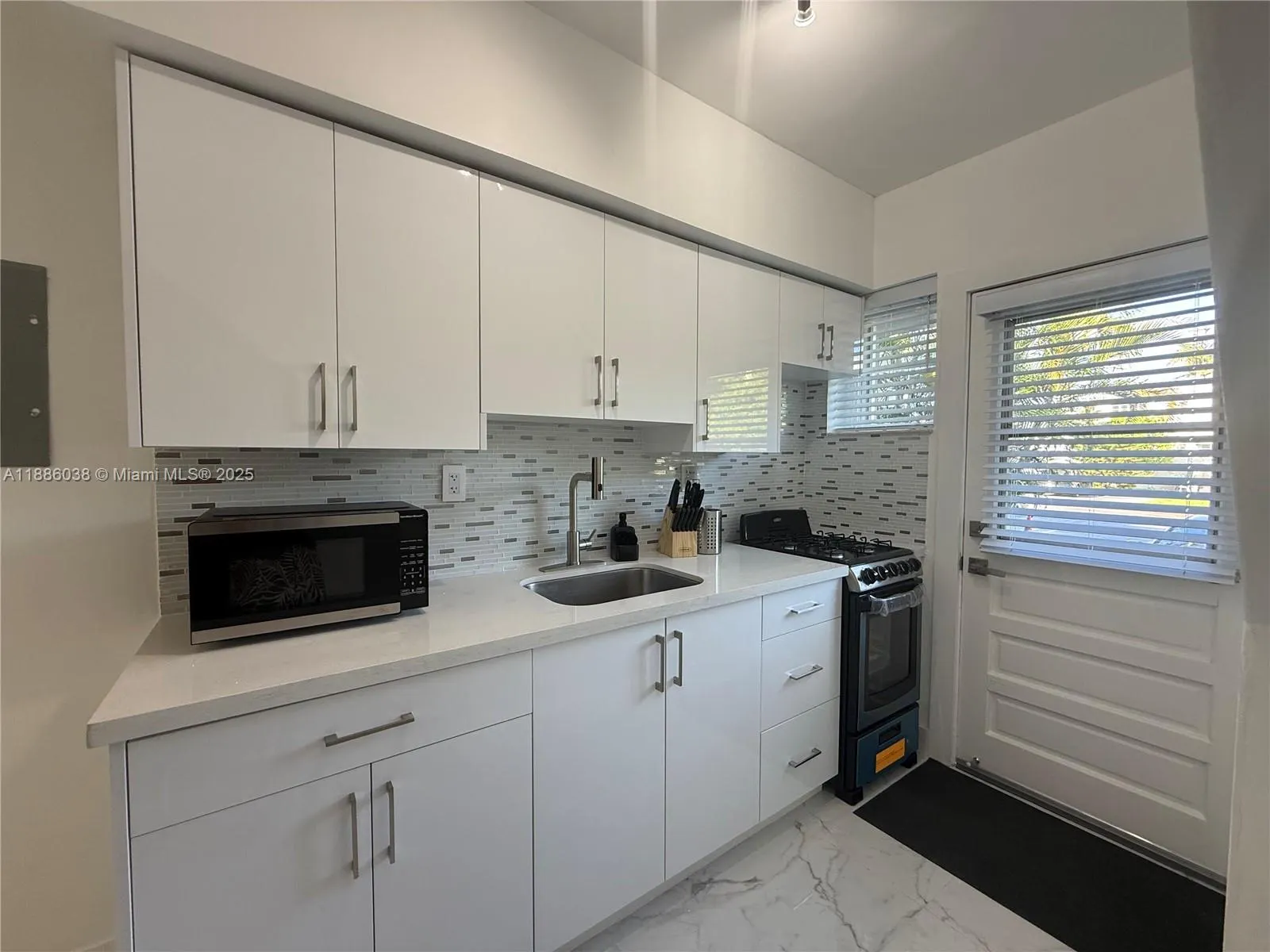 8340 Crespi Blvd, #18